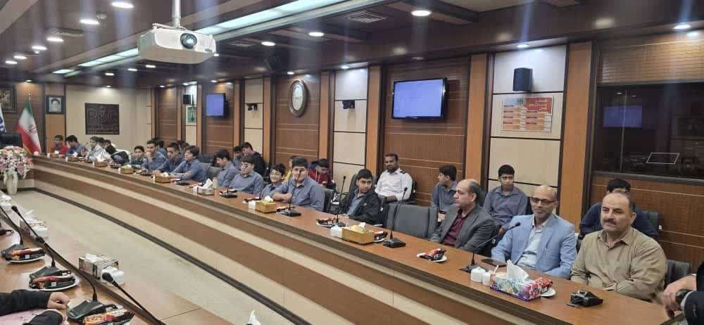 بازدید دانش آموزان آموزشگاه از شرکت پتروشیمی رازی به مناسبت هفته پژوهش