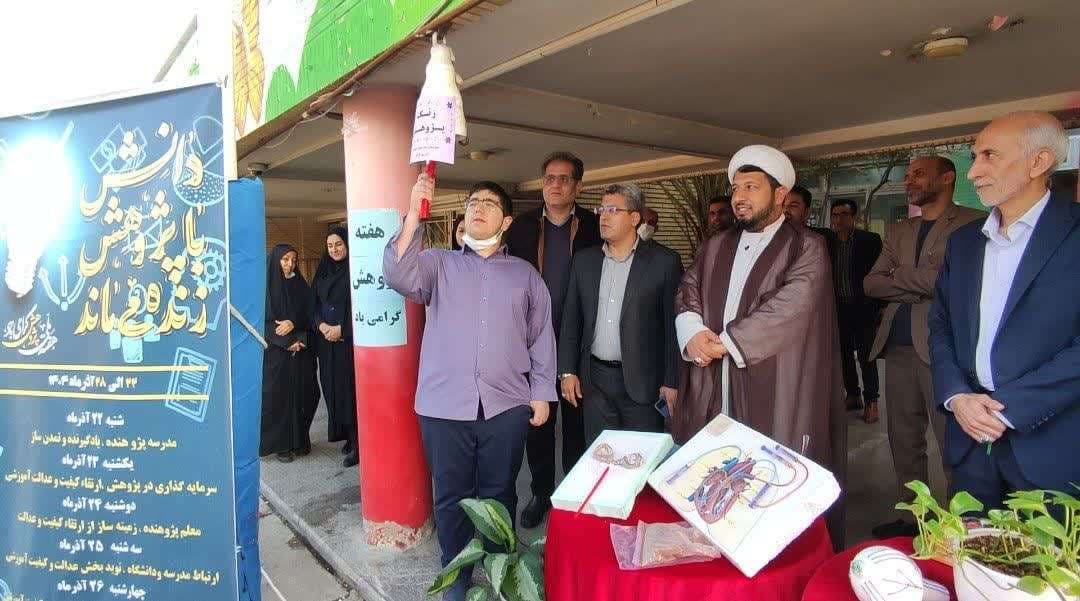 آیین نمادین نواختن زنگ هفته پژوهش و فناوری توسط دانش آموز جشنواره خوارزمی