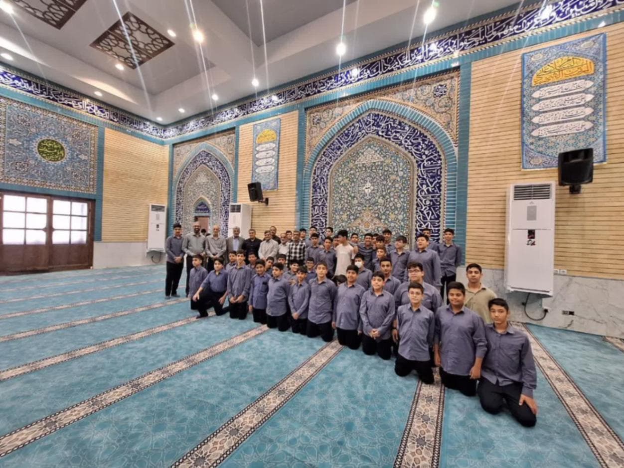 حضور پرشور دانش آموزان دبیرستان امام جعفرصادق(ع) در نماز جمعه