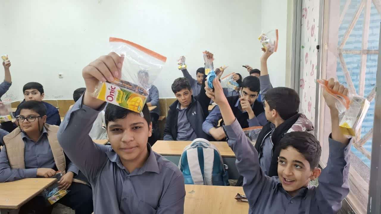 پذیرایی از دانش آموزان به مناسبت نیمه شعبان
