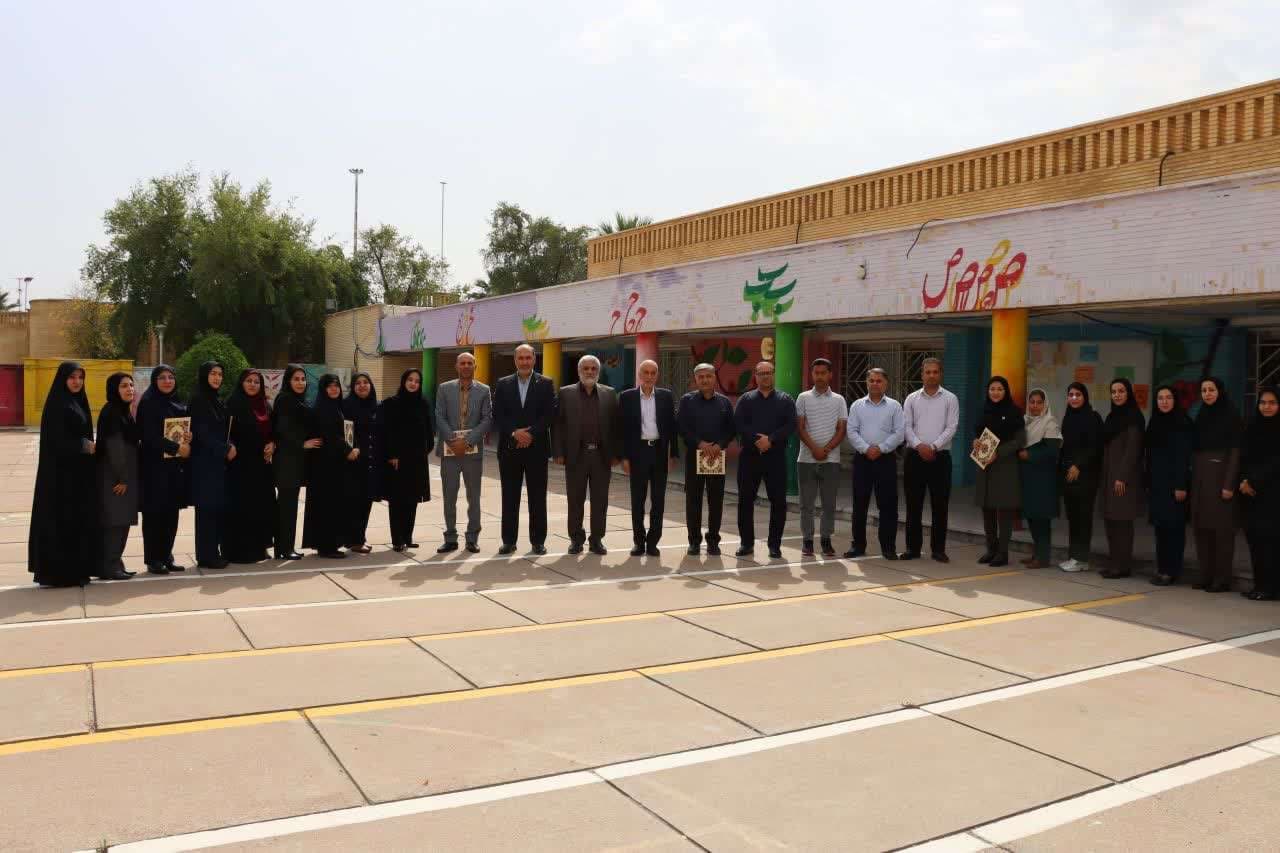 تقدیر روز معلم توسط مسئولین اداره کل بنادر و دریانوردی